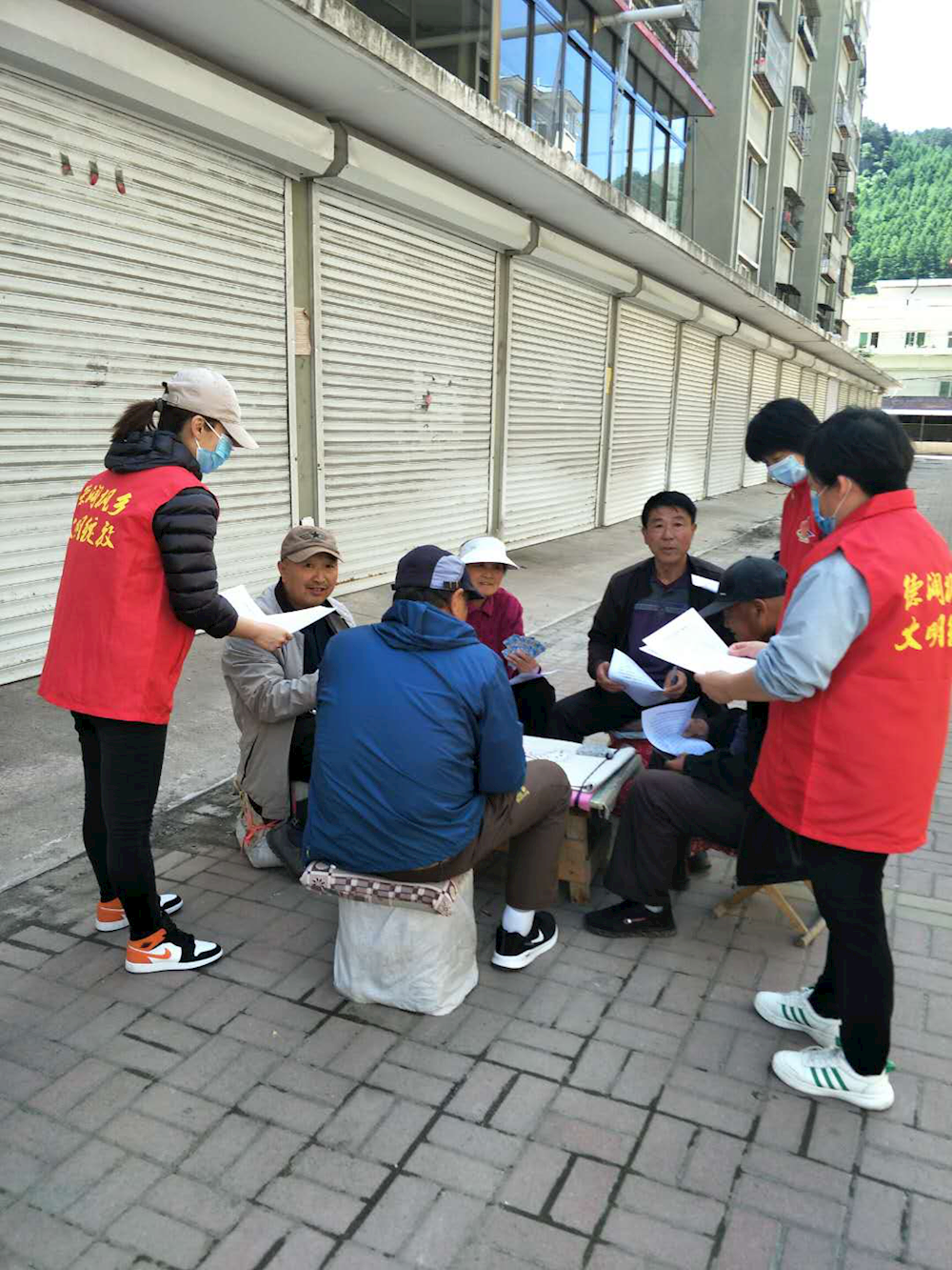 田师付社区志愿者开展环保知识宣传活动