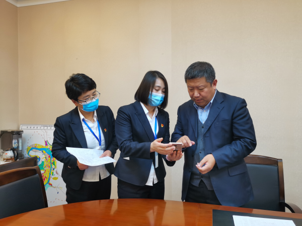 县长邵涛参加第七次全国人口普查登记