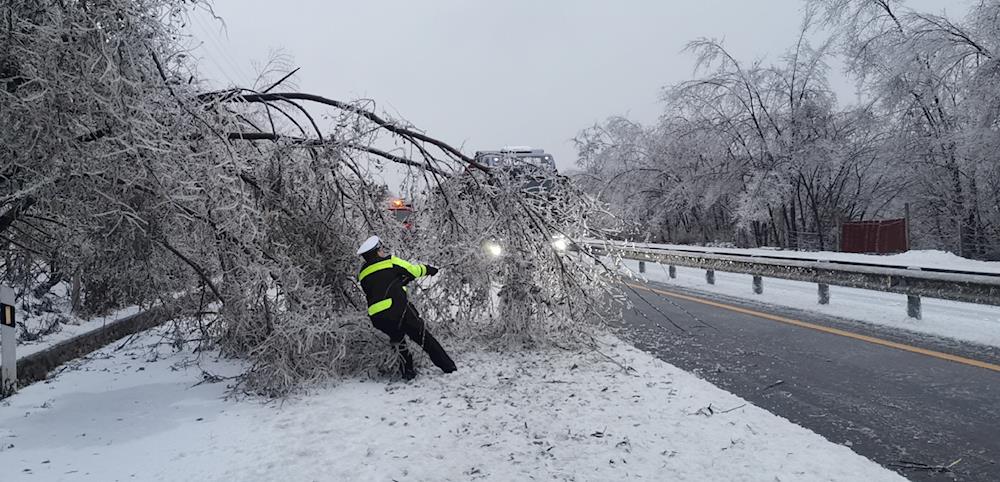 本溪县公安局全力应对今冬第一场降雪保障道路畅通出行安全