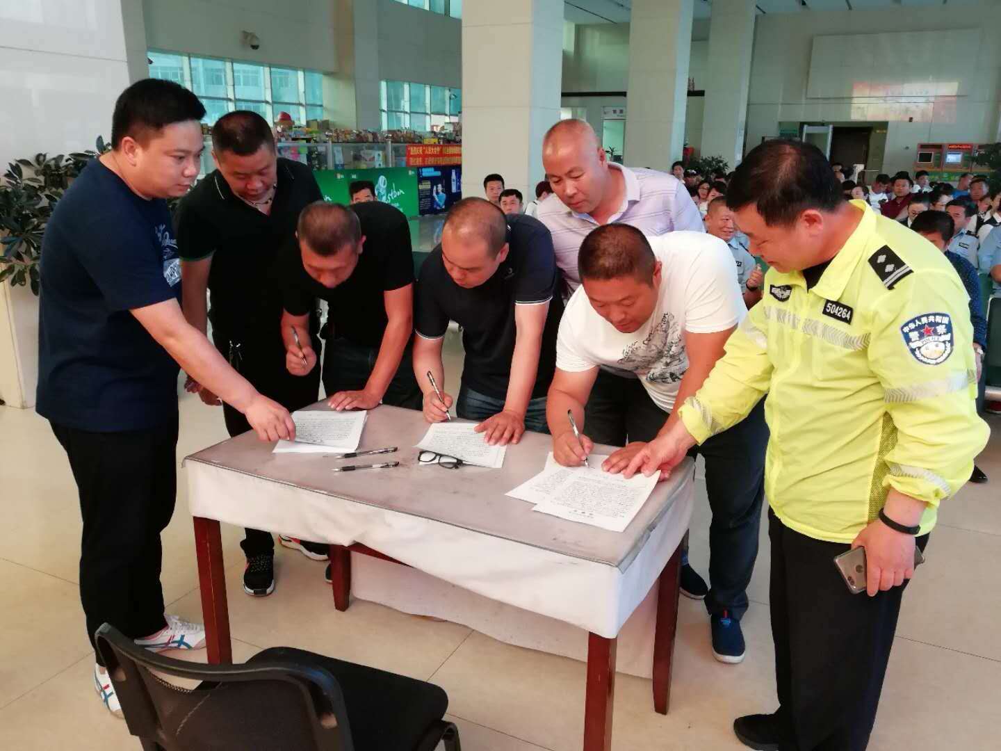 本溪县公安局交管大队联合营运公司召开驾驶人安全教育会