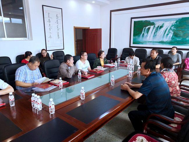 满族小学迎来教育部——“联合国儿童基金会”项目考察团参观调研